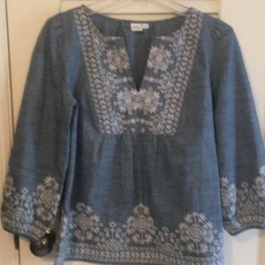 GAP women’s  embroidered cotton top